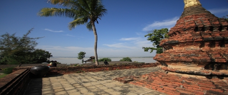 A Bagan ruin with Ayeyarwaddy River in the background