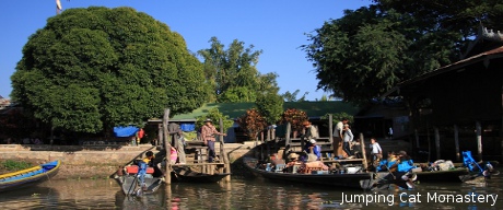 A trip to Jumping Cat Monastery by boat.