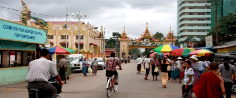 Entrance road to Botahtaung Pagoda.